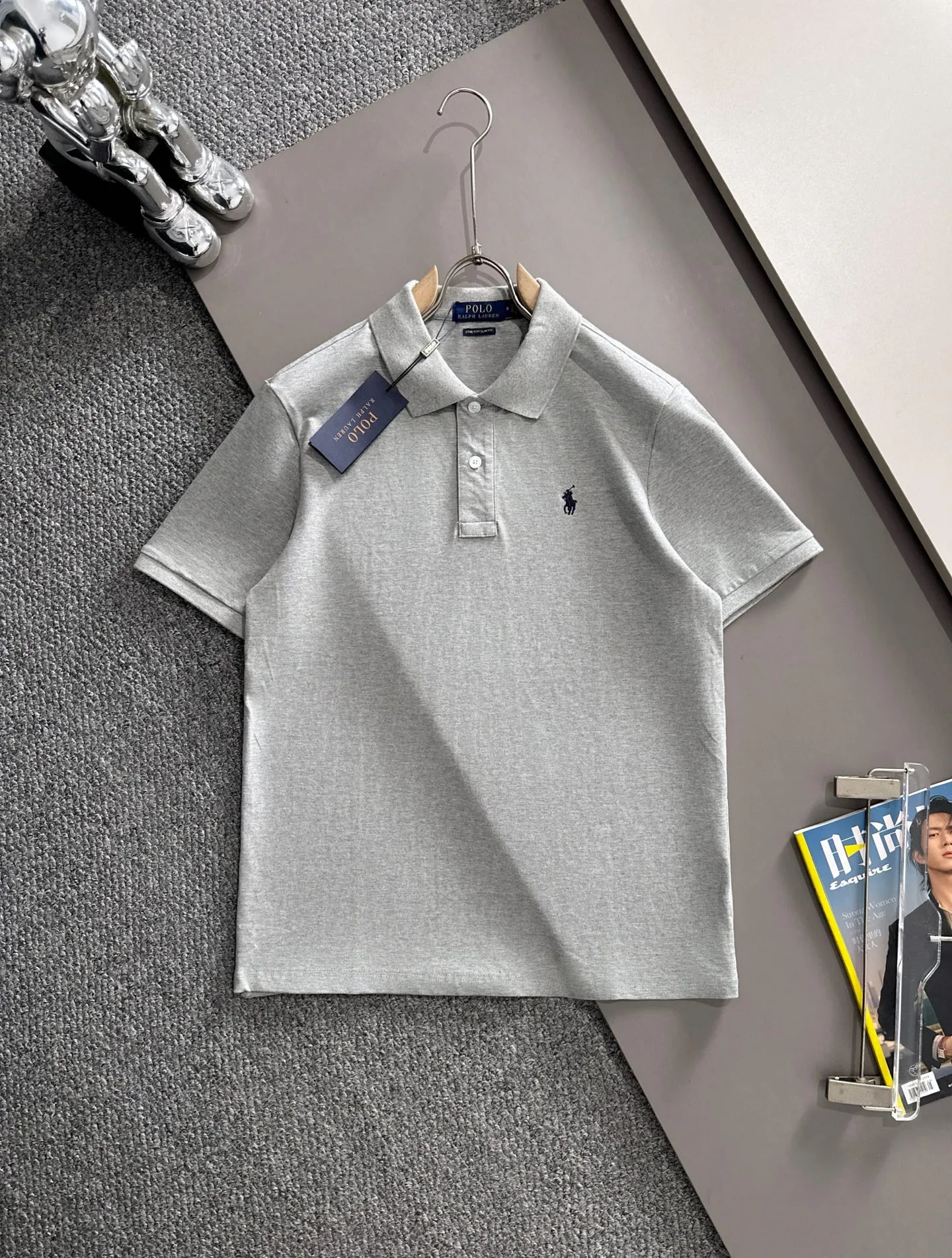 P190 Ralph Lauren/Ralph Lauren [High Quality] Distinguished from ordinary fabrics on the market, men's pure cotton, business casual solid color, short-sleeved T-shirt, lapel POLO shirt, men's summer essentials ✔ In a man's wardrobe, polo shirts must occupy an important place! When it comes to polo shirts made of pure cotton, Ralph Lauren is the perfect choice for comfort and quality ✔ The first choice for high quality! Classic basics that will never go out of style! Designed with classic solid colors, each color can easily match various occasions! Made of 240g pure cotton pique fabric, it is skin-friendly, comfortable and has good breathability, making summer wear refreshing and worry-free! The right shoulder style modifies the shoulder shape, enhances the style and temperament, and perfectly fits everyone's needs! Whether it is daily travel or business occasions, it is easy and versatile! The feeling of relaxation is even better. Everywhere you look, there are texture details! There are many colors to choose from, from stable dark colors to dynamic light colors, meeting the needs of different occasions! Exquisite workmanship, the improvement of one's own image is the pursuit of quality of life! , the details of the turning and wiring are also the original factory craftsmanship. Needless to say, the quality is after all, it is something from the original factory... If you like it, don’t miss it! For men, this type of short-sleeved Polo shirt is naturally indispensable!  All three standards are complete! Simple business casual essentials! Color: Black White Gray Royal Blue Size: M-2XL